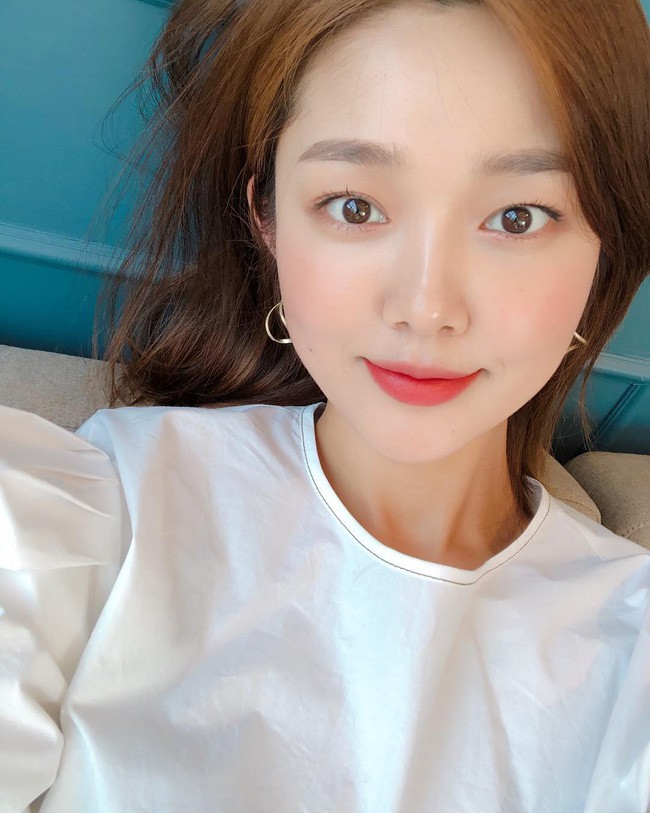 Bạn sẽ cưng lọ xịt khoáng của mình lắm nếu biết ngoài cấp ẩm thần tốc, nó còn có 4 công dụng này