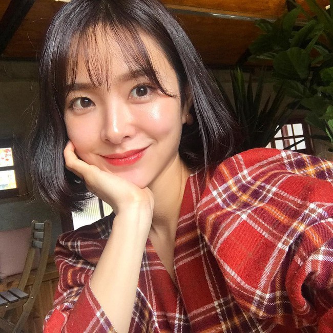 Bạn sẽ cưng lọ xịt khoáng của mình lắm nếu biết ngoài cấp ẩm thần tốc, nó còn có 4 công dụng này