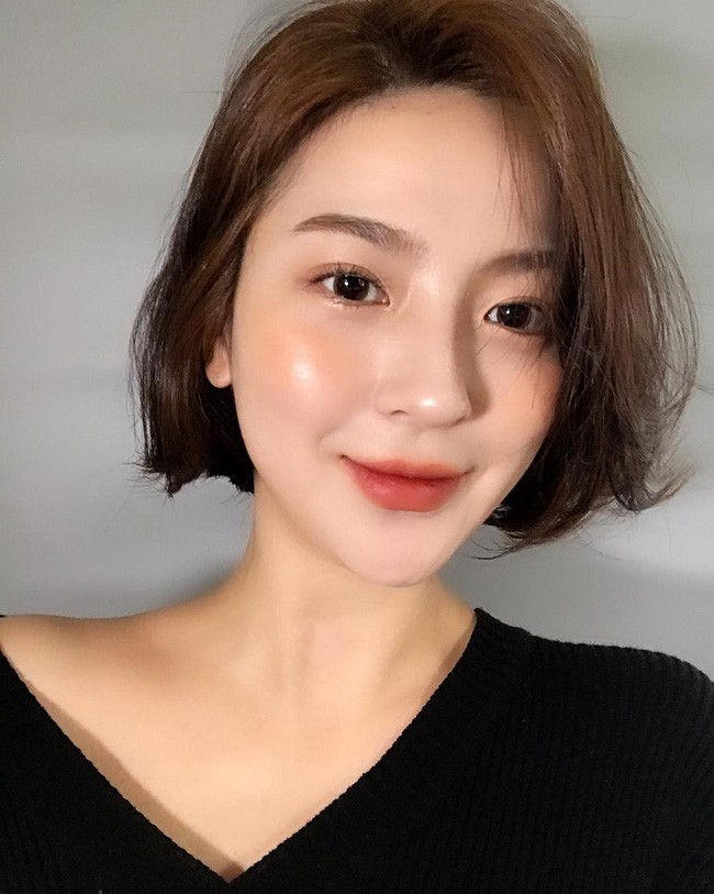 Bạn sẽ cưng lọ xịt khoáng của mình lắm nếu biết ngoài cấp ẩm thần tốc, nó còn có 4 công dụng này