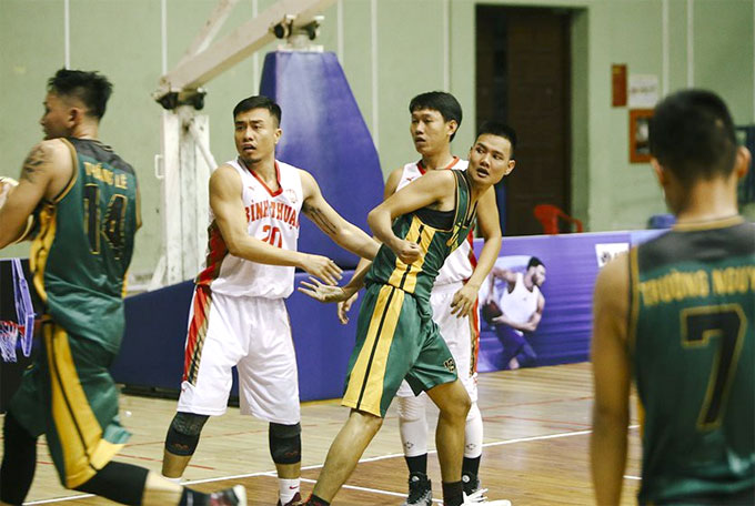 Hai VĐV bóng rổ đánh trọng tài bị cấm thi đấu 10 năm