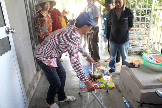 Phút hoảng sợ của mẹ bé gái bị đối tượng nghi ngáo đá khống chế trong nhà tắm