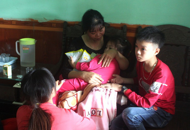 Phút hoảng sợ của mẹ bé gái bị đối tượng nghi ngáo đá khống chế trong nhà tắm