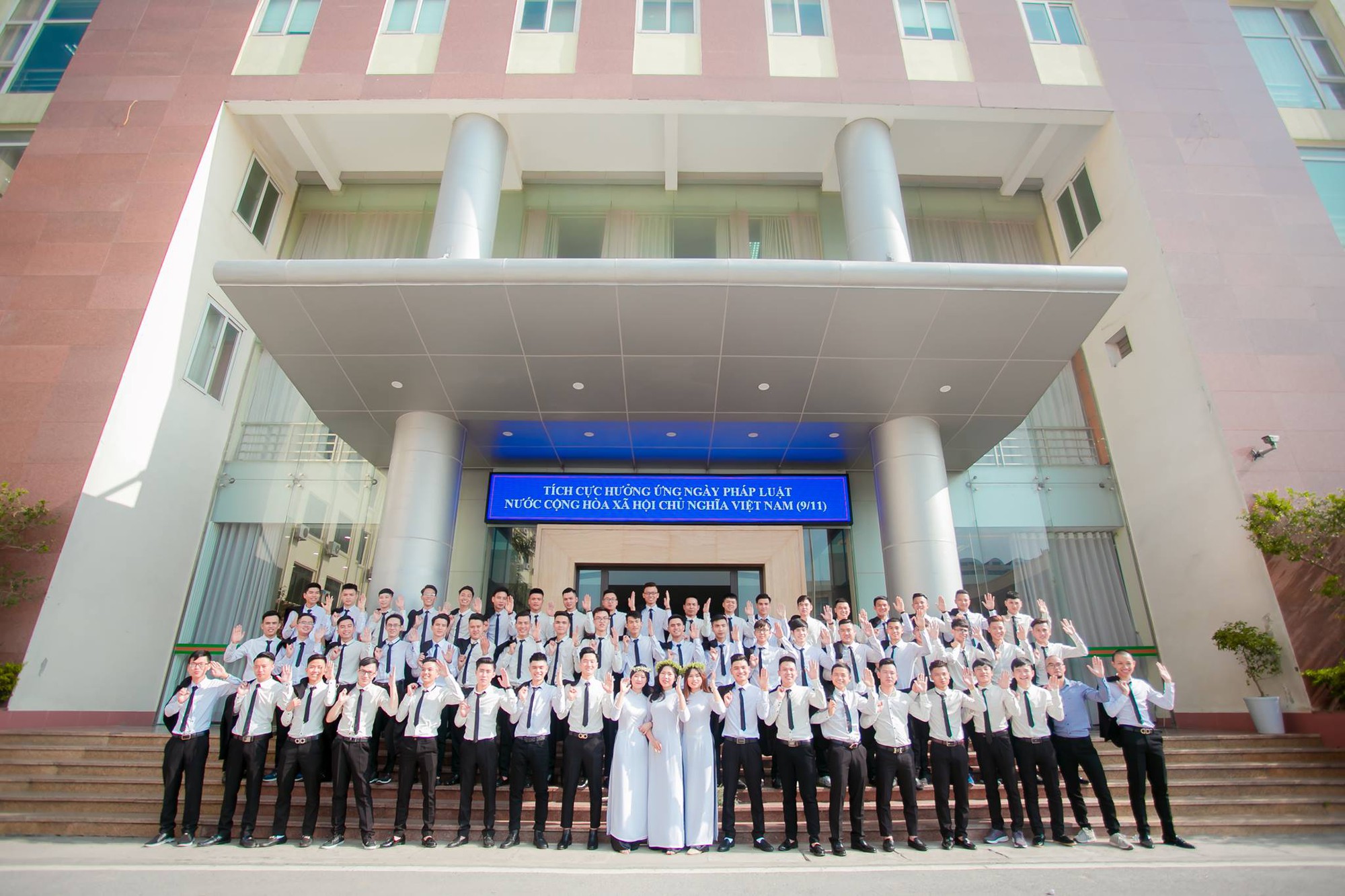 Sinh viên Bách khoa khổ sở khoe ảnh kỷ yếu chỉ có 2 nữ sinh còn bị phán: Con gái đi thuê về đấy, lớp không có mống nào đâu!