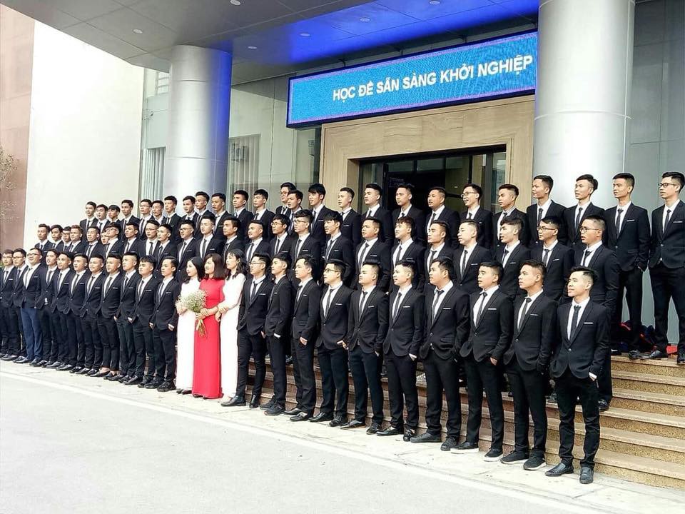 Sinh viên Bách khoa khổ sở khoe ảnh kỷ yếu chỉ có 2 nữ sinh còn bị phán: Con gái đi thuê về đấy, lớp không có mống nào đâu!