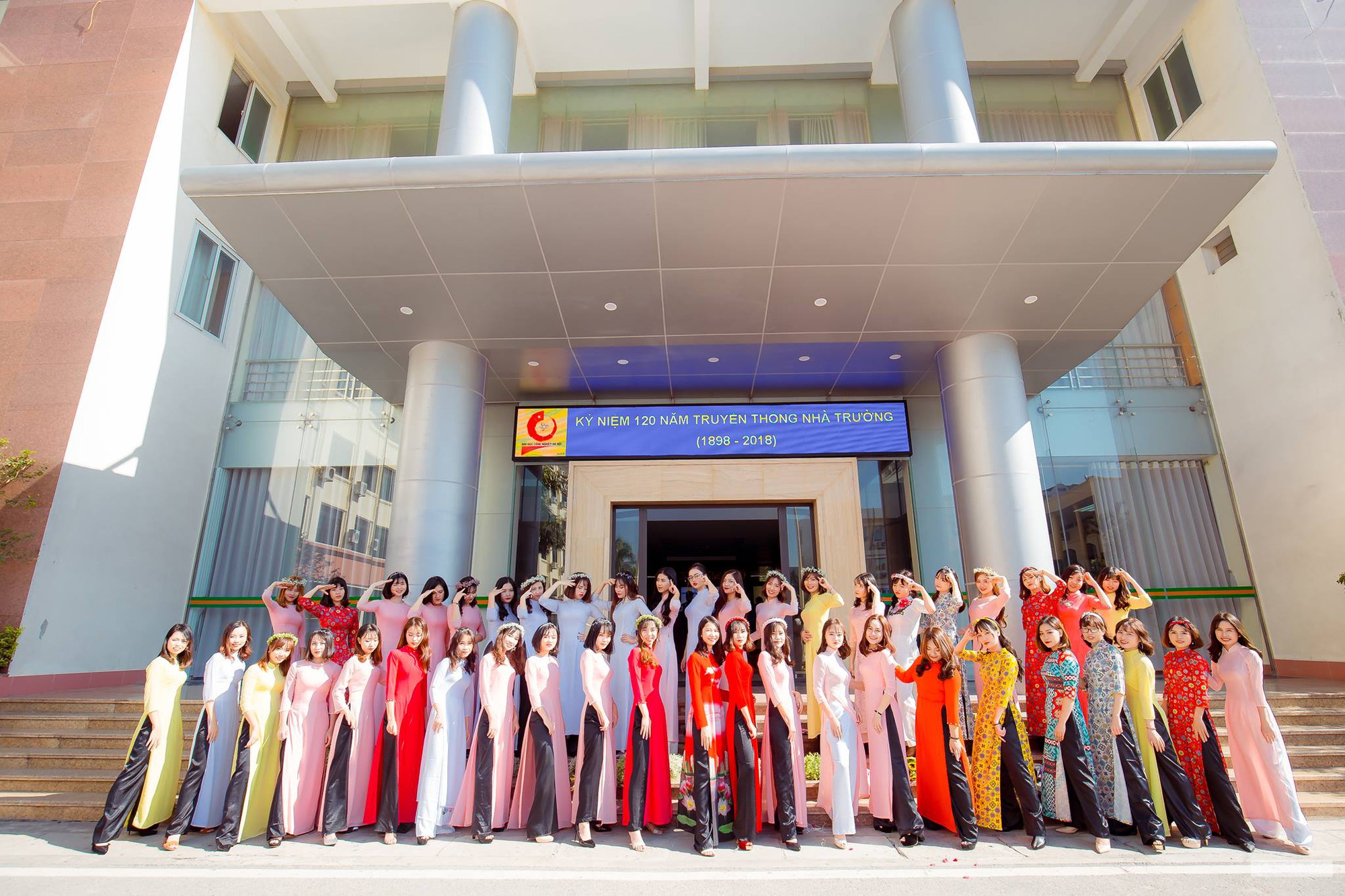 Sinh viên Bách khoa khổ sở khoe ảnh kỷ yếu chỉ có 2 nữ sinh còn bị phán: Con gái đi thuê về đấy, lớp không có mống nào đâu!