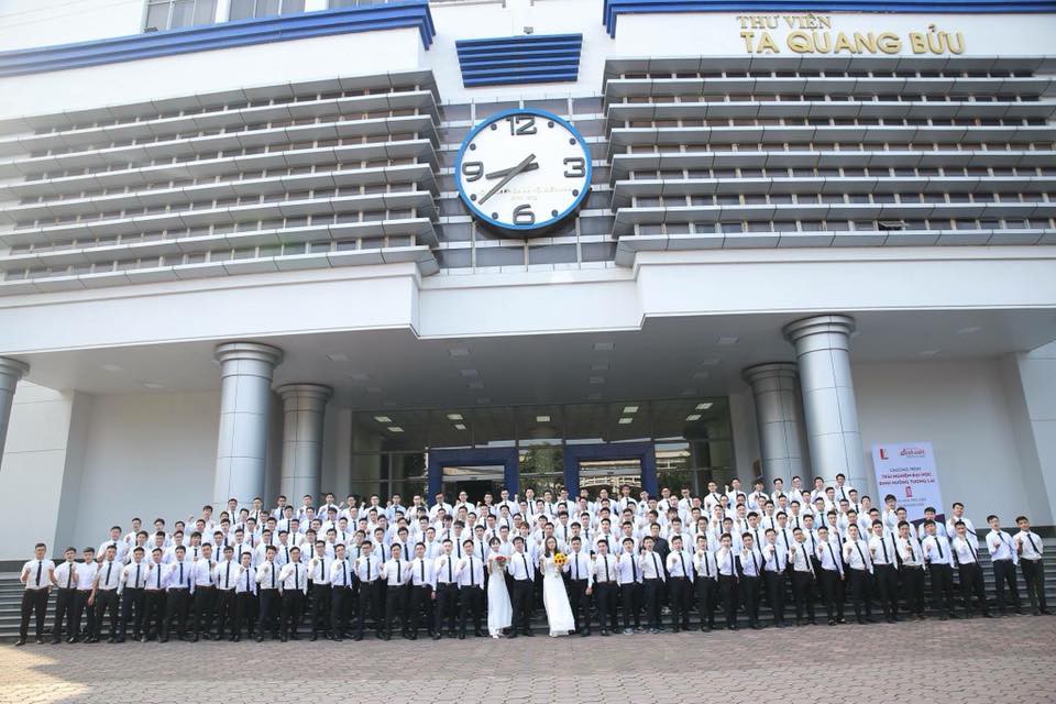 Sinh viên Bách khoa khổ sở khoe ảnh kỷ yếu chỉ có 2 nữ sinh còn bị phán: Con gái đi thuê về đấy, lớp không có mống nào đâu!