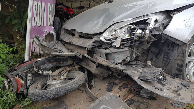 Xe con mất lái đâm liên hoàn lên vỉa hè làm 2 người nhập viện, 3 xe máy nát bét