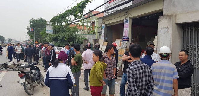 Xe con mất lái đâm liên hoàn lên vỉa hè làm 2 người nhập viện, 3 xe máy nát bét