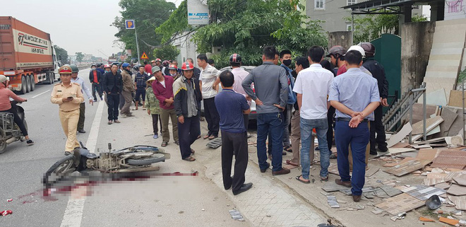 Xe con mất lái đâm liên hoàn lên vỉa hè làm 2 người nhập viện, 3 xe máy nát bét