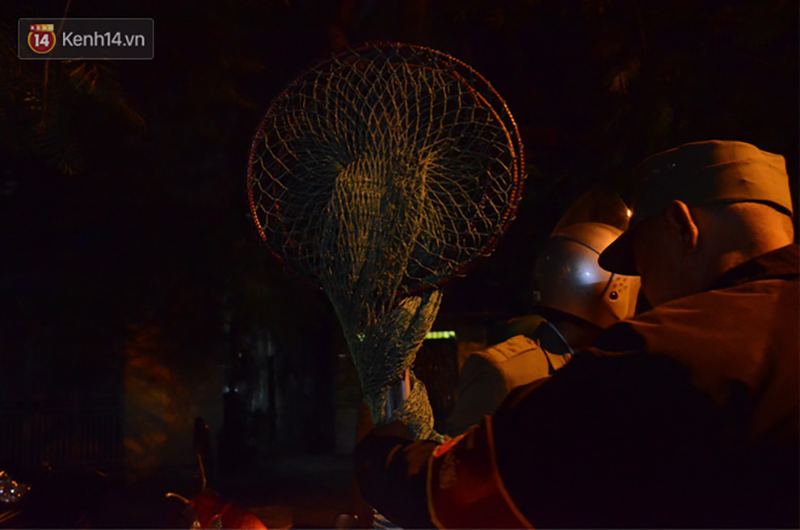 Hà Nội: Người đàn ông buồn rầu khi con chó của gia đình bị đội bắt chó thả rông cho vào lồng sắt, đưa về trụ sở phường