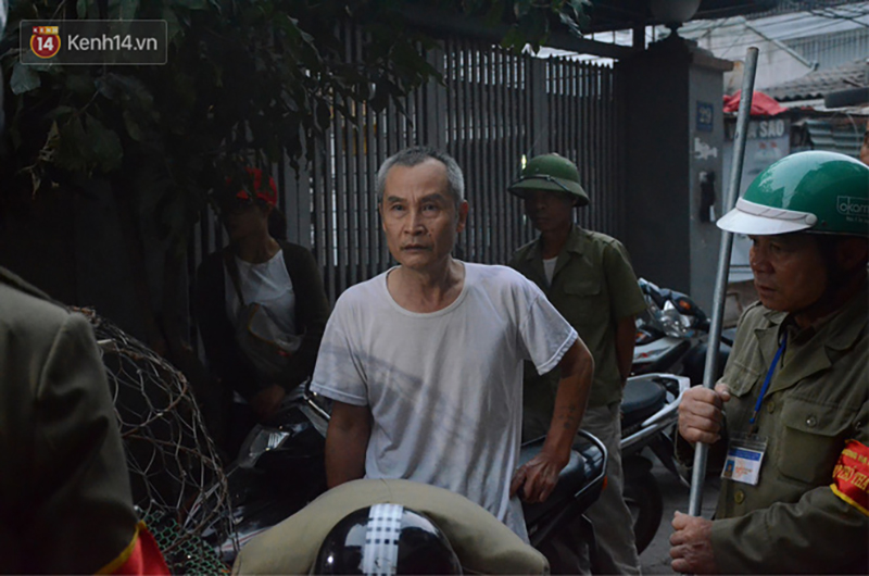 Hà Nội: Người đàn ông buồn rầu khi con chó của gia đình bị đội bắt chó thả rông cho vào lồng sắt, đưa về trụ sở phường