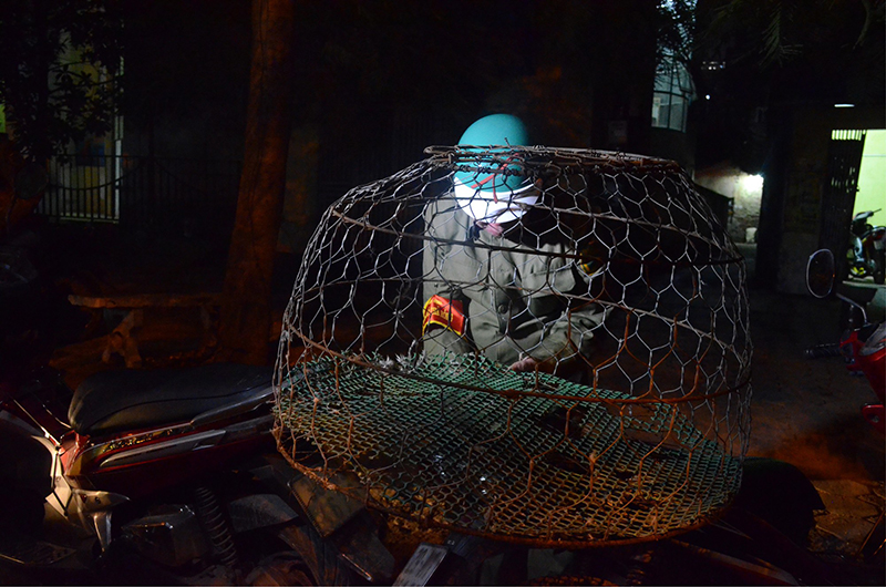 Hà Nội: Người đàn ông buồn rầu khi con chó của gia đình bị đội bắt chó thả rông cho vào lồng sắt, đưa về trụ sở phường