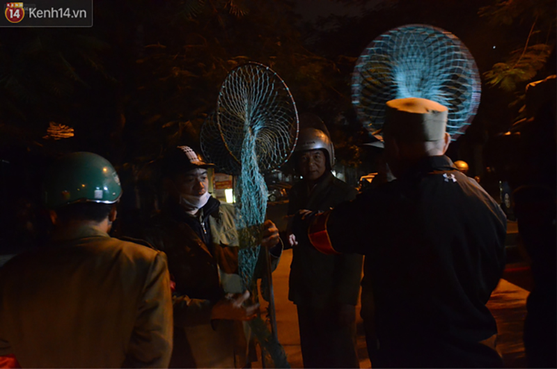 Hà Nội: Người đàn ông buồn rầu khi con chó của gia đình bị đội bắt chó thả rông cho vào lồng sắt, đưa về trụ sở phường