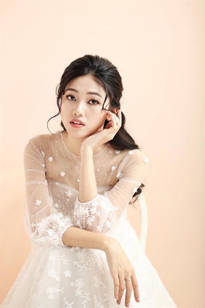 Váy cưới đính 10.000 viên pha lê của Á hậu Thanh Tú