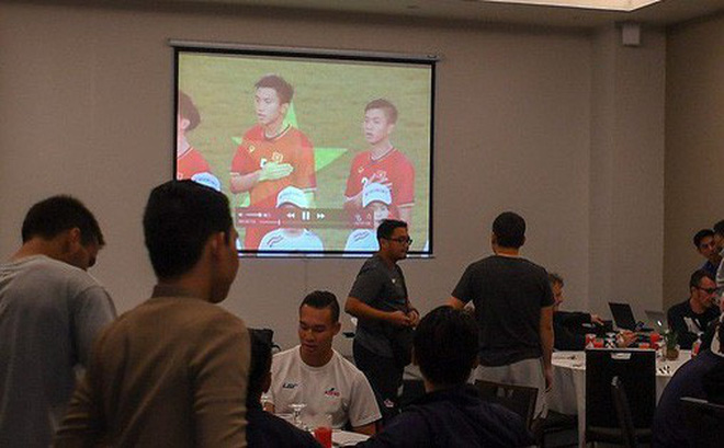 HLV trưởng ép tuyển Philippines vừa ăn trưa vừa xem băng hình phân tích tuyển Việt Nam