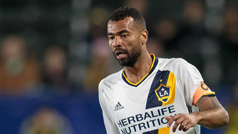 Cựu sao Chelsea Ashley Cole bị LA Galaxy đá ra đường