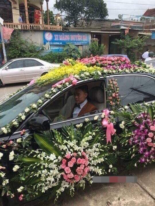 Tưởng chơi sang, ngờ đâu làm cư dân mạng được phen cười bể bụng với chiếc xe đưa dâu như mâm hoa