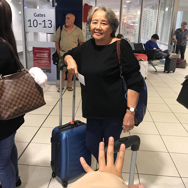 Làm thêm 2 năm lấy tiền mua vé concert ở Úc cho bà đi gặp idol, cô gái trẻ được cư dân mạng trầm trồ ngưỡng mộ