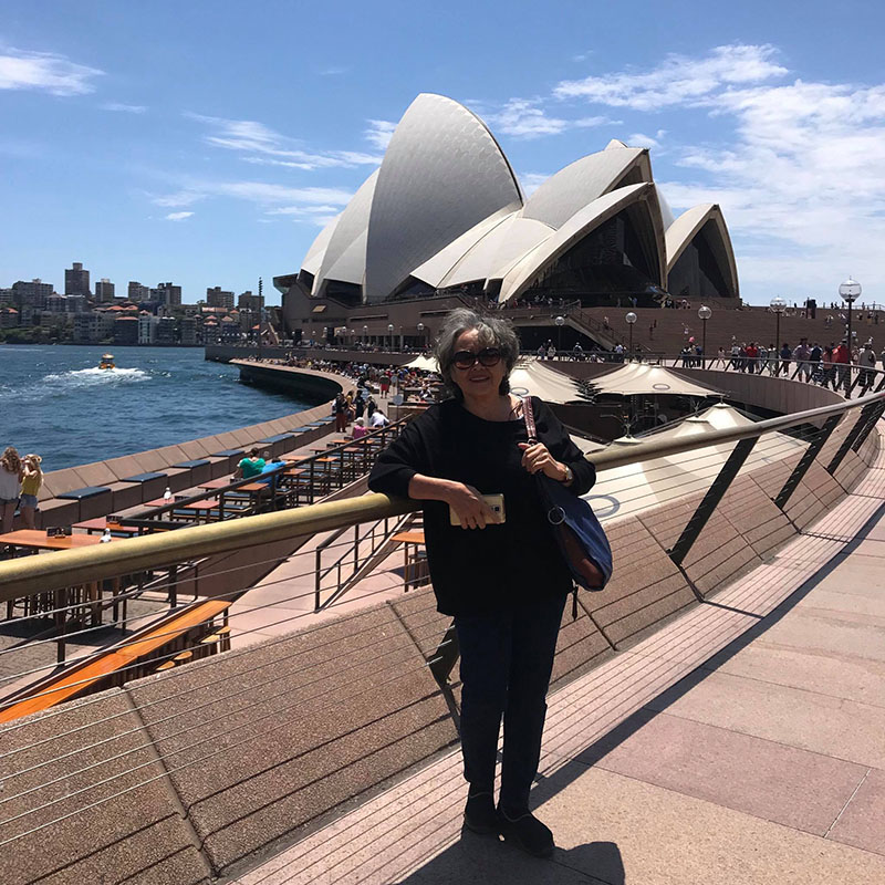 Làm thêm 2 năm lấy tiền mua vé concert ở Úc cho bà đi gặp idol, cô gái trẻ được cư dân mạng trầm trồ ngưỡng mộ