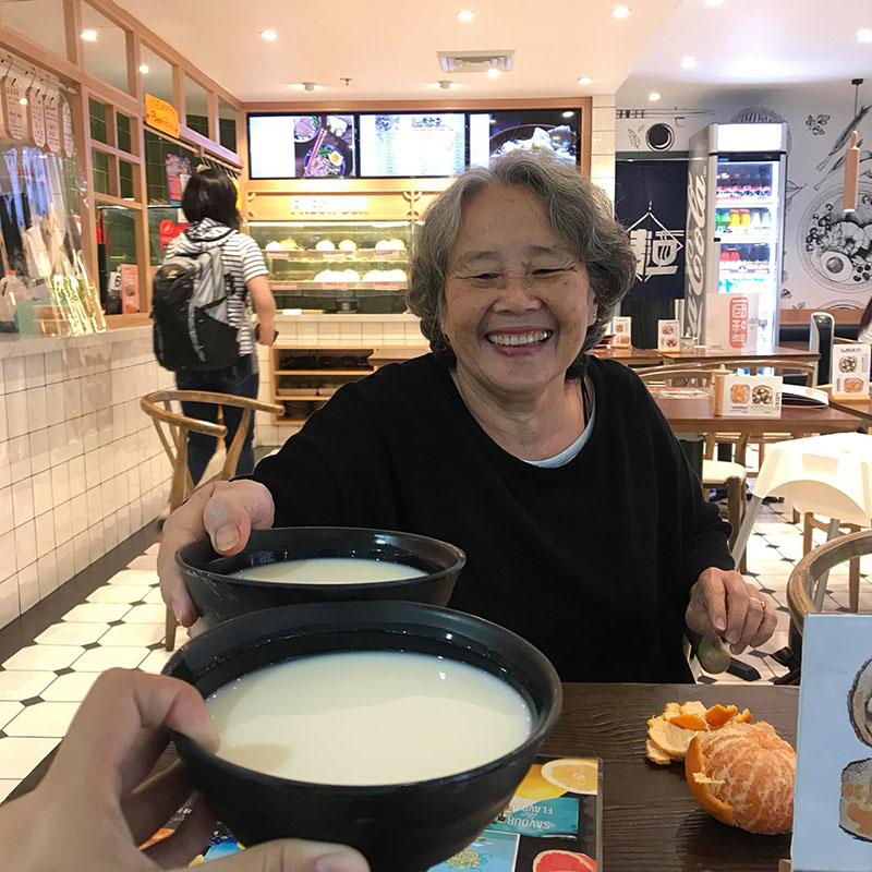 Làm thêm 2 năm lấy tiền mua vé concert ở Úc cho bà đi gặp idol, cô gái trẻ được cư dân mạng trầm trồ ngưỡng mộ