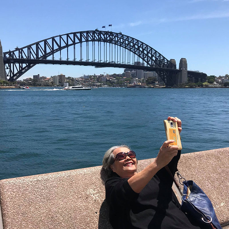 Làm thêm 2 năm lấy tiền mua vé concert ở Úc cho bà đi gặp idol, cô gái trẻ được cư dân mạng trầm trồ ngưỡng mộ