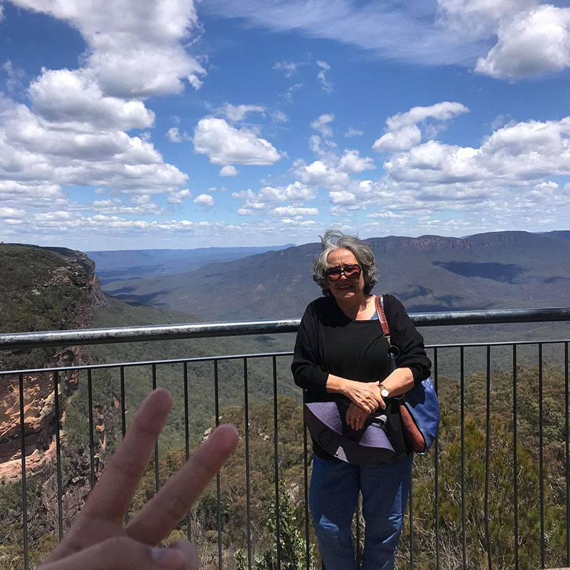 Làm thêm 2 năm lấy tiền mua vé concert ở Úc cho bà đi gặp idol, cô gái trẻ được cư dân mạng trầm trồ ngưỡng mộ