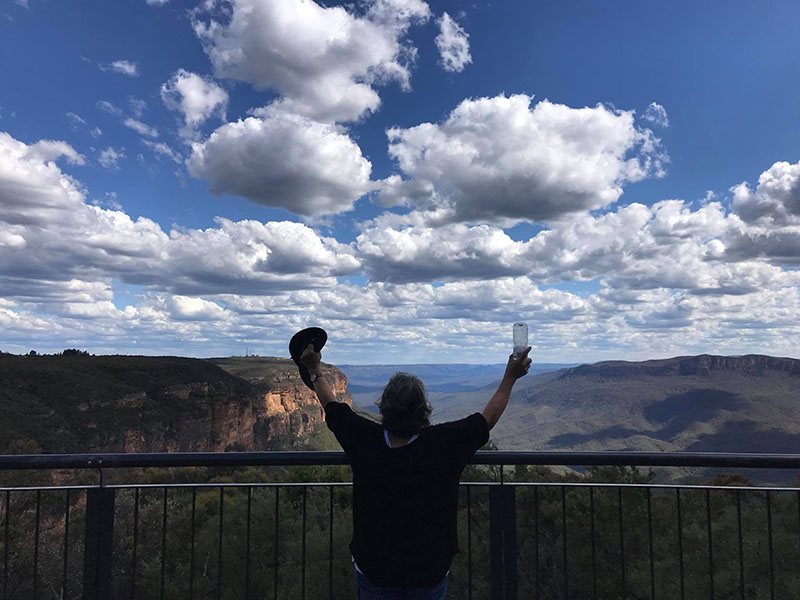 Làm thêm 2 năm lấy tiền mua vé concert ở Úc cho bà đi gặp idol, cô gái trẻ được cư dân mạng trầm trồ ngưỡng mộ