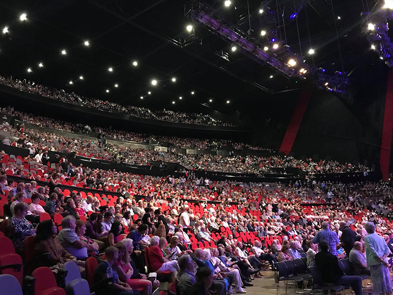 Làm thêm 2 năm lấy tiền mua vé concert ở Úc cho bà đi gặp idol, cô gái trẻ được cư dân mạng trầm trồ ngưỡng mộ