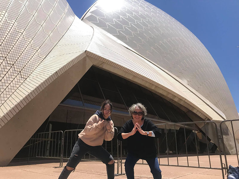 Làm thêm 2 năm lấy tiền mua vé concert ở Úc cho bà đi gặp idol, cô gái trẻ được cư dân mạng trầm trồ ngưỡng mộ