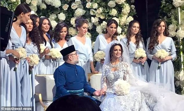 Nhan sắc nóng bỏng của Hoa hậu vừa được nhà vua Malaysia cưới làm hoàng hậu