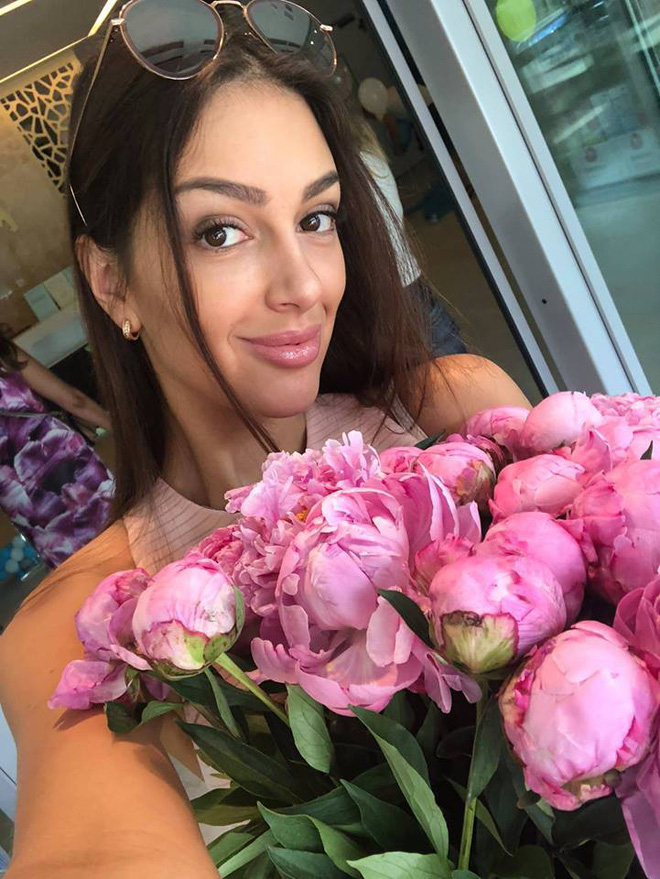 Nhan sắc nóng bỏng của Hoa hậu vừa được nhà vua Malaysia cưới làm hoàng hậu