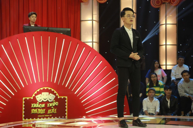 Trấn Thành và phía sau thói quen dùng tiền túi biếu, tặng trên sóng truyền hình