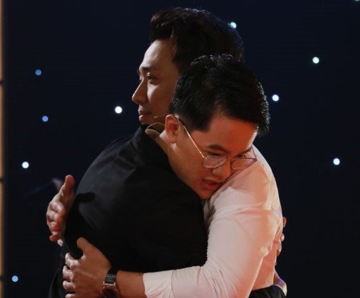 Trấn Thành và phía sau thói quen dùng tiền túi biếu, tặng trên sóng truyền hình