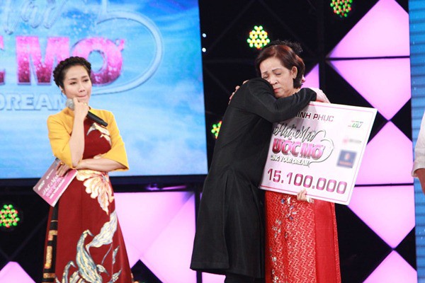 Trấn Thành và phía sau thói quen dùng tiền túi biếu, tặng trên sóng truyền hình