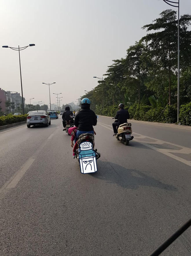 Người phụ nữ đèo đứa bé theo cách đặc biệt, dân mạng nghĩ đến nhiều kịch bản