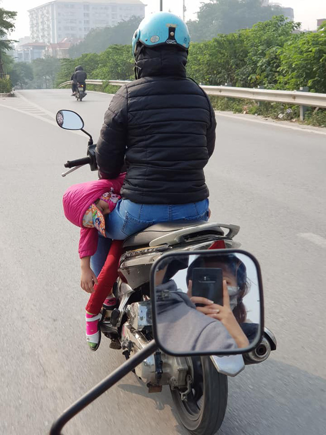 Người phụ nữ đèo đứa bé theo cách đặc biệt, dân mạng nghĩ đến nhiều kịch bản