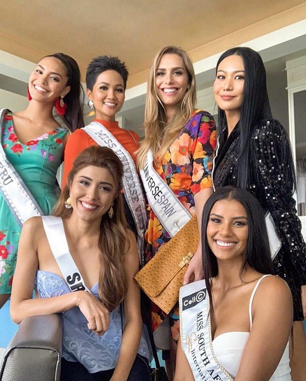 Người đẹp chuyển giới gây tranh cãi khi chính thức đến Thái Lan dự thi Miss Universe 2018 cùng HHen Niê