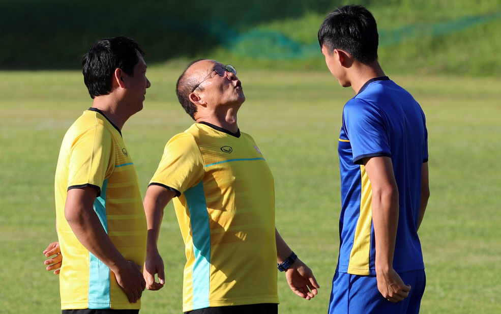 HLV Park Hang-seo đùa giỡn trên sân tập ở Philippines