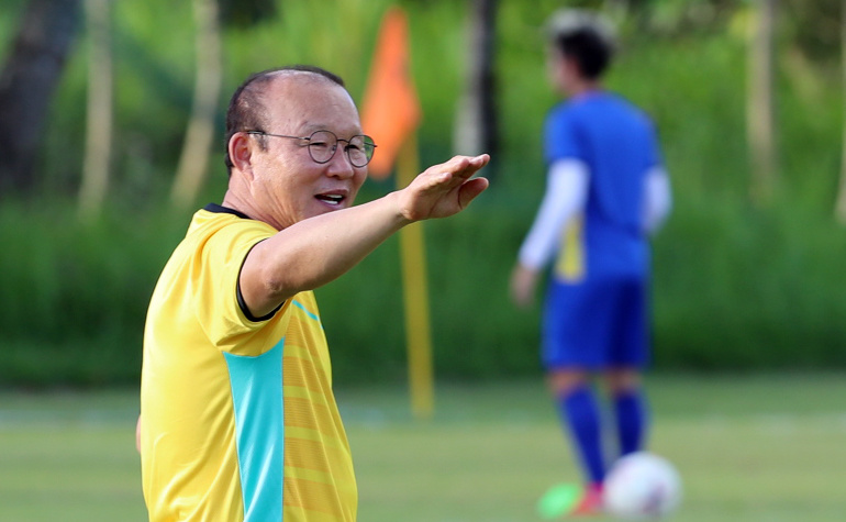 HLV Park Hang-seo đùa giỡn trên sân tập ở Philippines