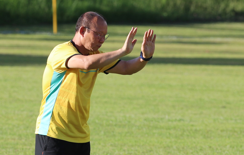 HLV Park Hang-seo đùa giỡn trên sân tập ở Philippines