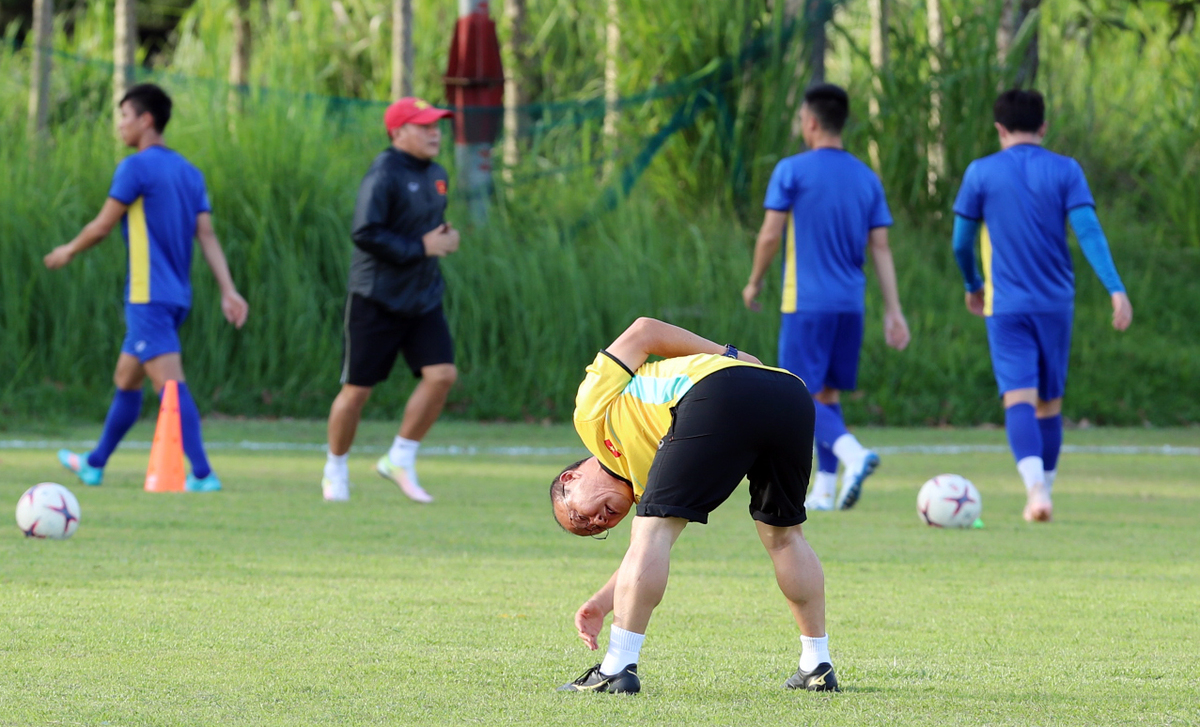 HLV Park Hang-seo đùa giỡn trên sân tập ở Philippines