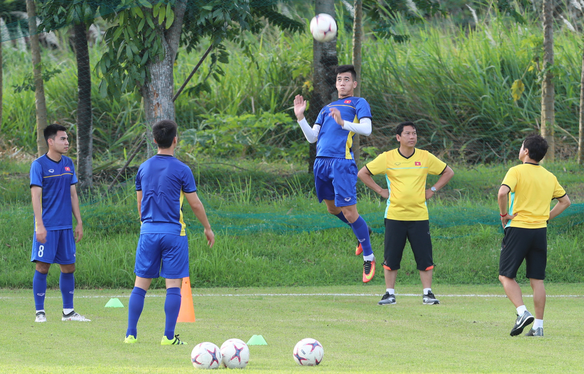 HLV Park Hang-seo đùa giỡn trên sân tập ở Philippines