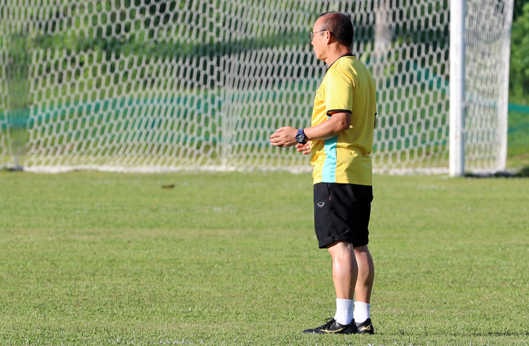 HLV Park Hang-seo đùa giỡn trên sân tập ở Philippines