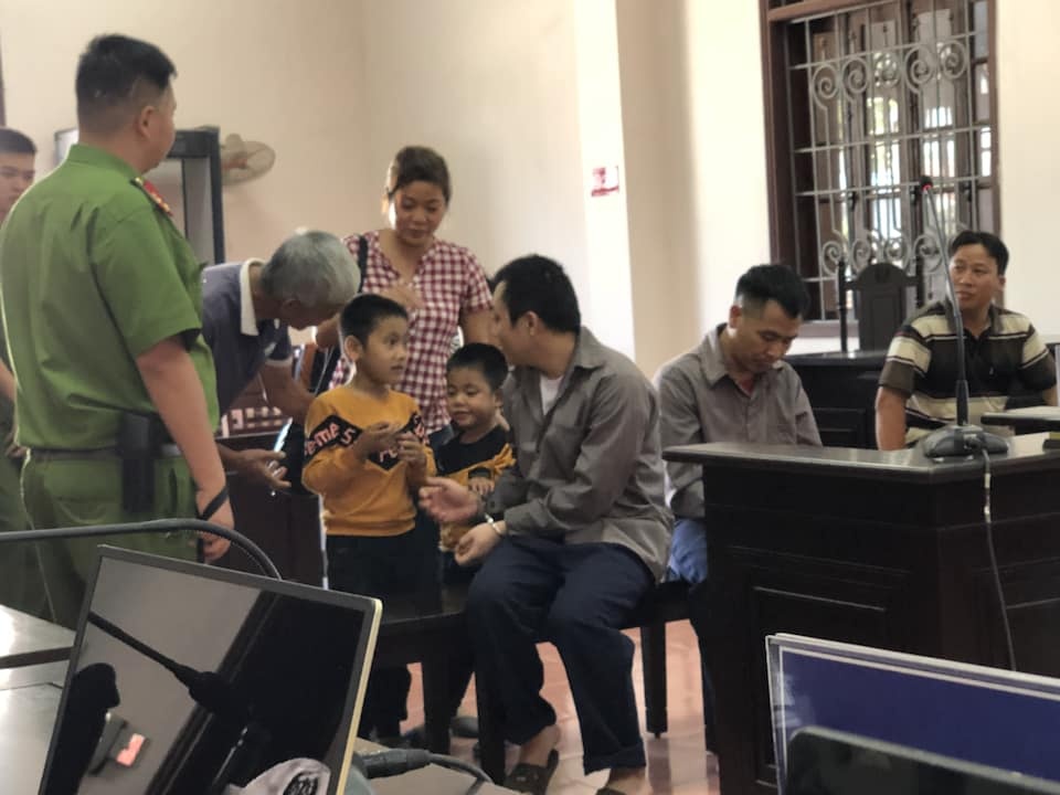 Vụ xe Innova lùi trên cao tốc: Nhận tin tòa hủy án, vợ tài xế container bật khóc