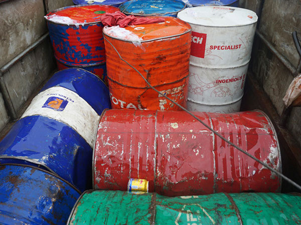 Tài xế 9X chở hàng nghìn lít xăng dầu không rõ nguồn gốc