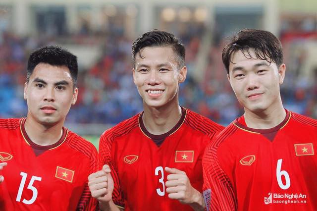 Quế Ngọc Hải - chàng cầu thủ sở hữu combo đẹp trai, nam tính lại còn yêu vợ, chăm con hết mực