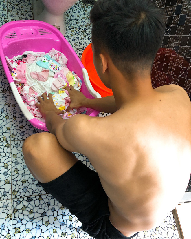 Quế Ngọc Hải - chàng cầu thủ sở hữu combo đẹp trai, nam tính lại còn yêu vợ, chăm con hết mực