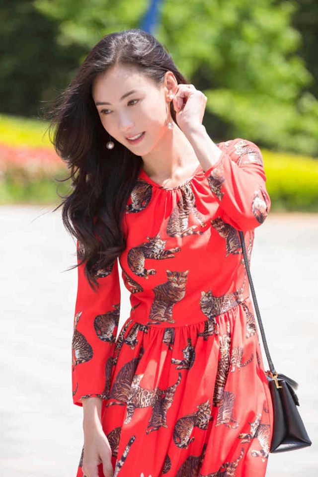 Danh tính tỷ phú người Singapore 65 tuổi - bạn trai của Trương Bá Chi được hé lộ qua một bức ảnh?