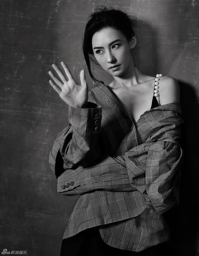 Danh tính tỷ phú người Singapore 65 tuổi - bạn trai của Trương Bá Chi được hé lộ qua một bức ảnh?