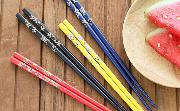 BS khuyến cáo: 3 loại đũa này tuyệt đối không nên mua về dùng, rất có hại cho sức khỏe